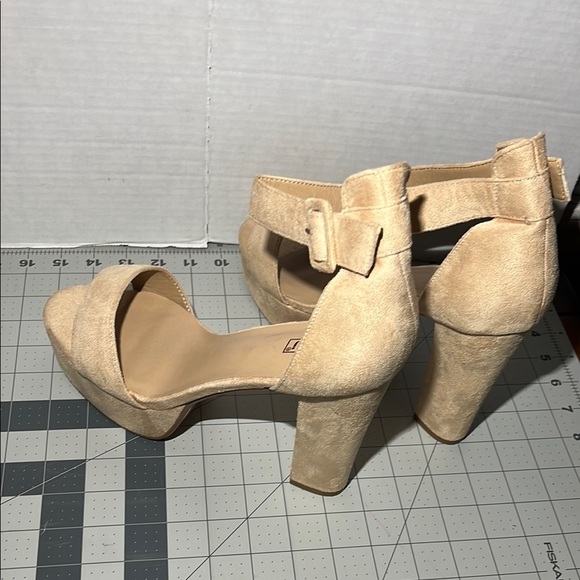 IDIFU Women's Tan  Sabrina platform heels - Picture 4 of 7